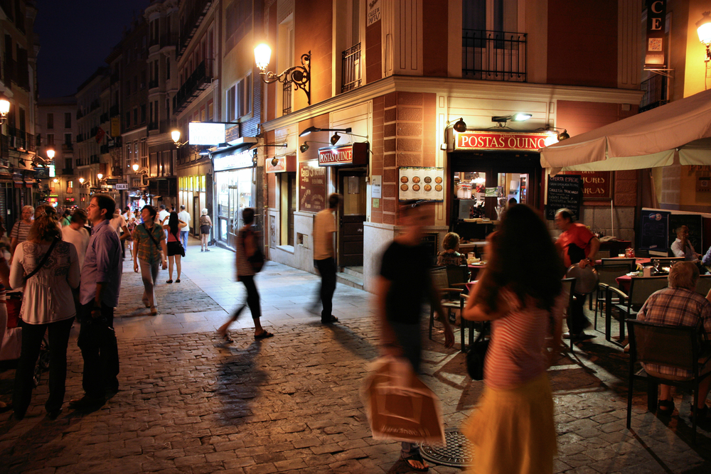 Ambiente nocturno en calles céntricas de Madrid