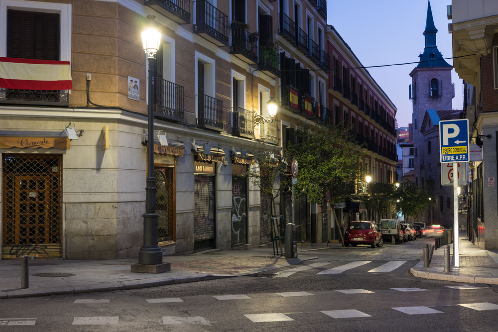 Calle céntrica Madrid sin coches. Área residencial