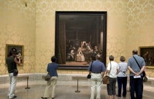 Interior del museo del Prado. Sala con el cuadro de Las Meninas de Velázquez
