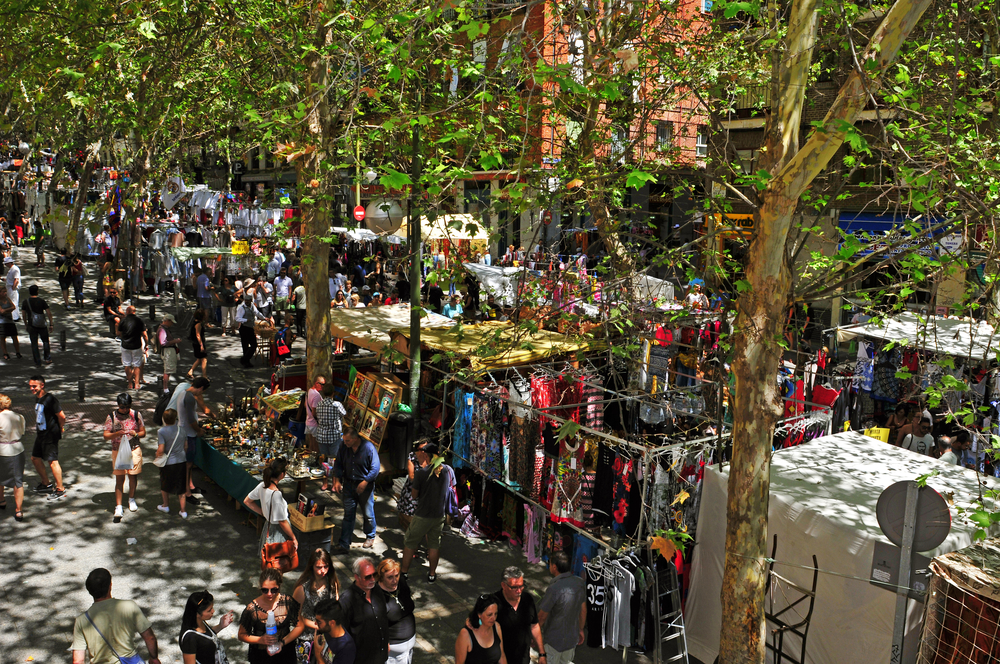 Mercado al aire libre los domingos El Rastro en Madrid