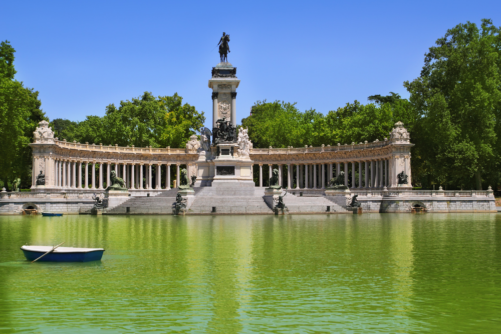 Lago principal con barcas en el Retiro, en Madrid