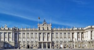 Fachada principal del Palacio Real de Madrid con la Plaza de Armas