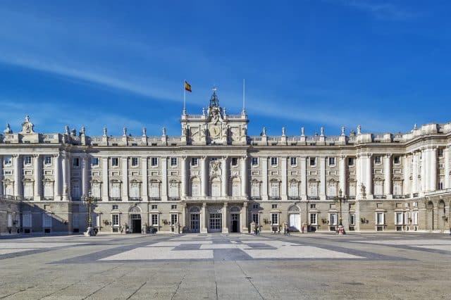 Fachada principal del Palacio Real de Madrid con la Plaza de Armas