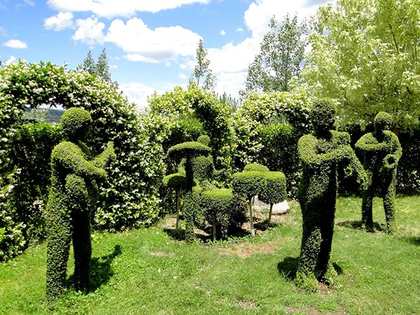 Detalle de escultura vegetal del grupo The Beatles en el Bosque Encantado