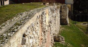 Madrid -Restos de la muralla musulmana en la Cuesta de la Vega