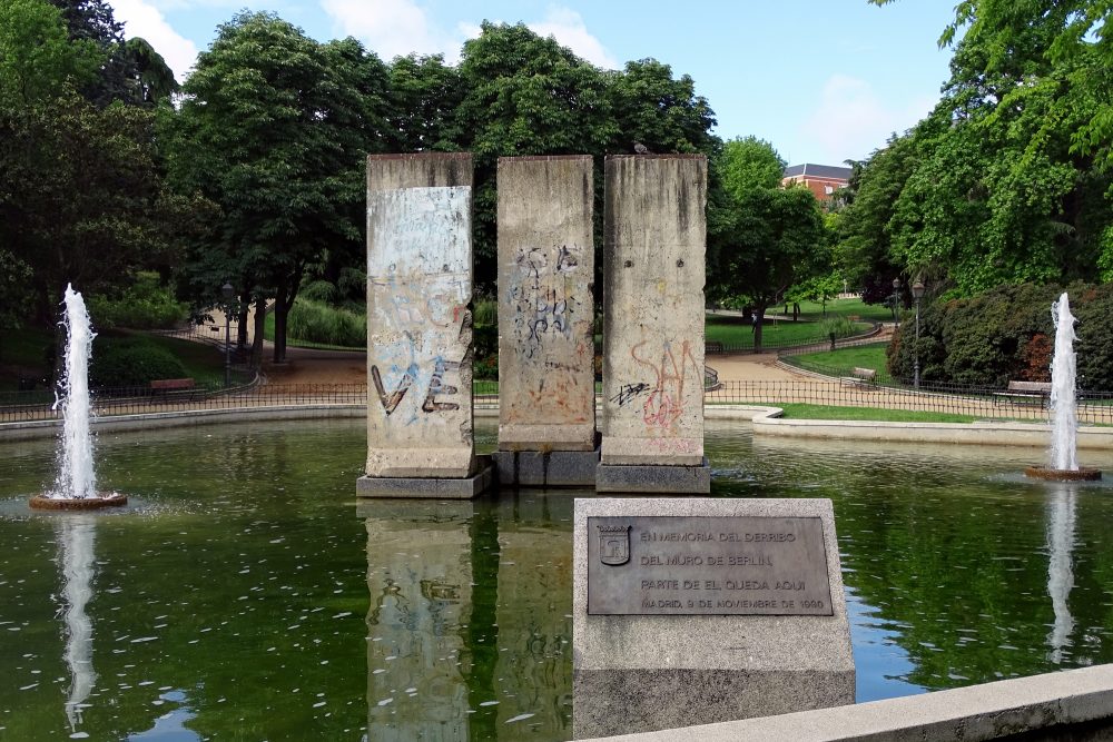 Parque de Berlín en Madrid, fuente con restos del muro de Berlín