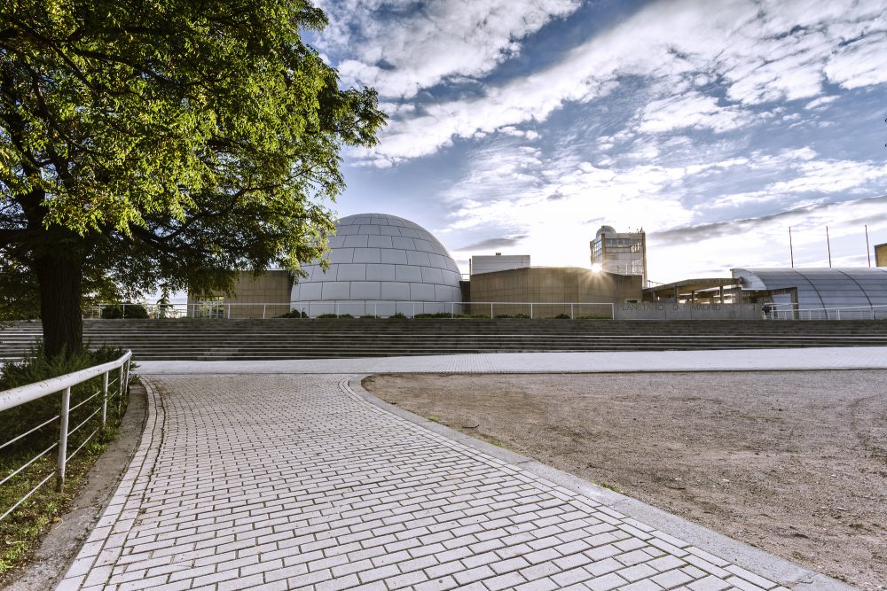 Parque Enrique Tierno Galván con cúpula del Planetario