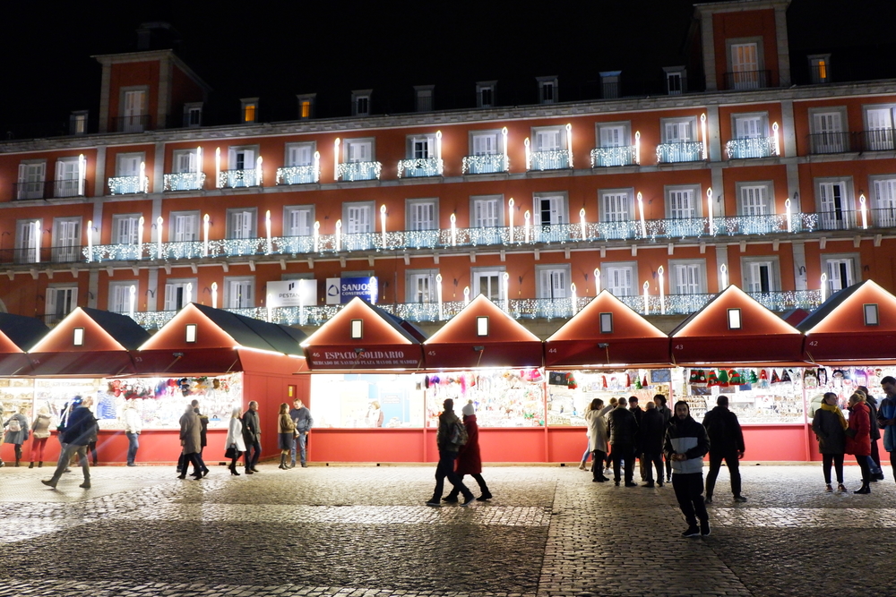 Puestos en la plaza Mayor durante las navidades, iluminación nocturna