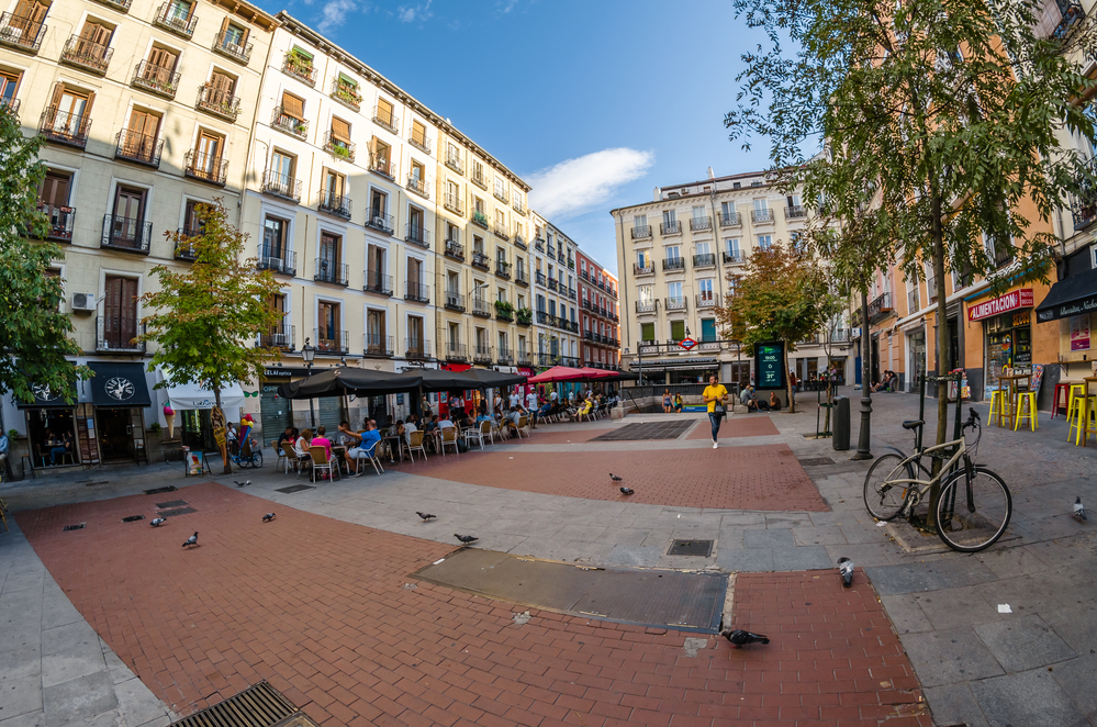 Vecinos en terraza en plaza de Chueca, en Madrid