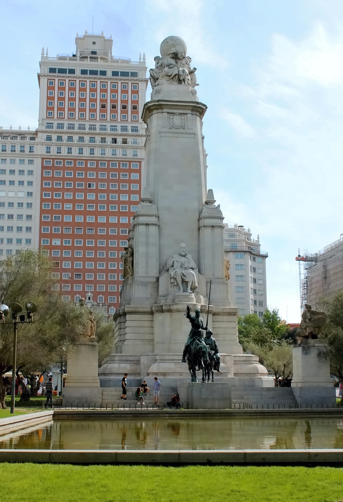 Plaza de Espña con estatuas de Cervantes, el Quijote y Sancho Panza
