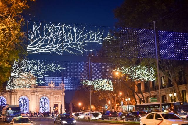 Puerta de Alcalá iluminada en Navidad con calle Alcalá y tráfico