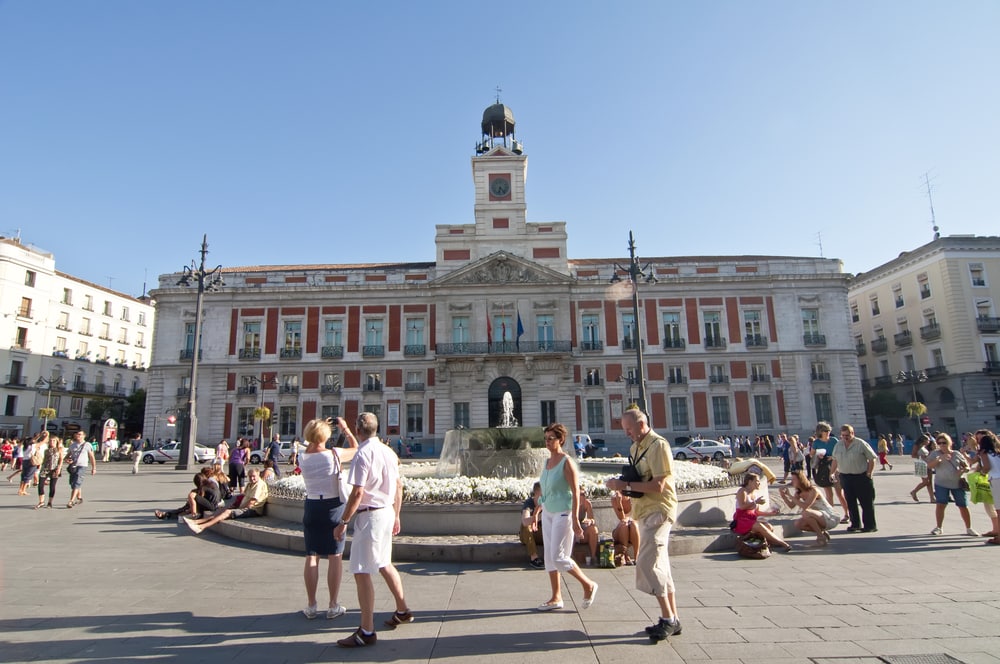 Puerta de Sol. Torre del reloj de fondo. Sede de la Comunidad de Madrid