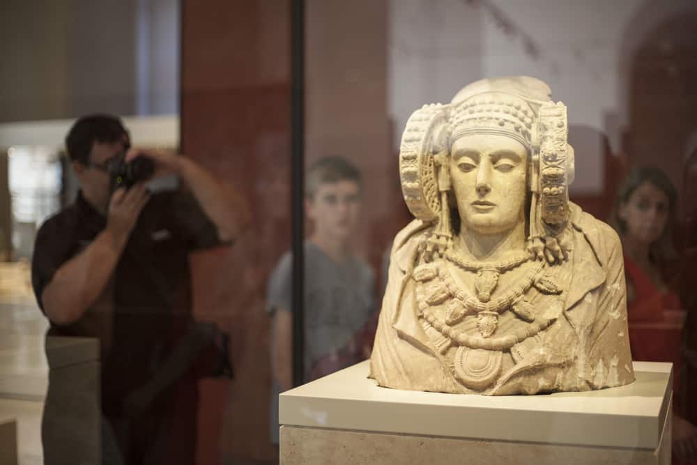Vitrina Dama de Elche Museo Arqueológico de Madrid
