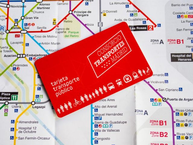 tarjeta de trasnporte público de Madrid sobre un plano de metro
