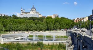Parque de Madrid Río con puente de Segovia y catedral de la Almudena de fondo